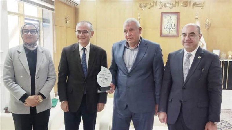 جانب من لقاء محافظ