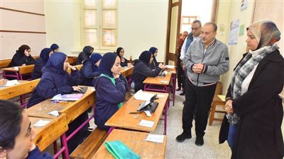 محافظ أسيوط يتفقد لجان الصف الأول والثاني الثانوي بمدرسة الشهيد فايز إبراهيم