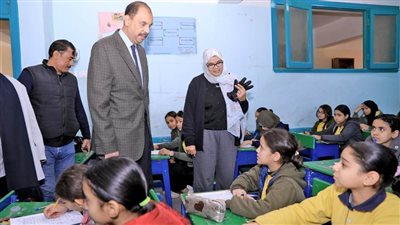 محافظ سوهاج يتفقد سير امتحانات النقل بالمدارس