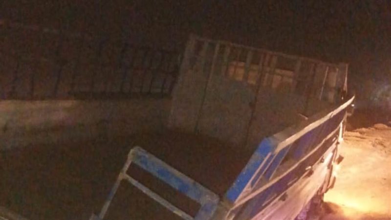 إنقلاب سيارة محملة