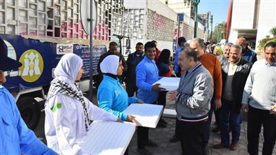 محافظ أسيوط يشهد مبادرة توزيع ١٠ آلاف لوح فوم على طلاب المدارس الفنية الزراعية