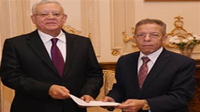 نقيب الأطباء يسلم رئيس مجلس النواب مطالب النقابة حول مشروع قانون المسؤولية الطبية