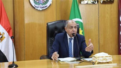 محافظ المنيا يوجه بإنهاء مشاكل الصرف الصحي ويقدم إعانات مادية وعينية لحالات إنسانية وفرص عمل للشباب