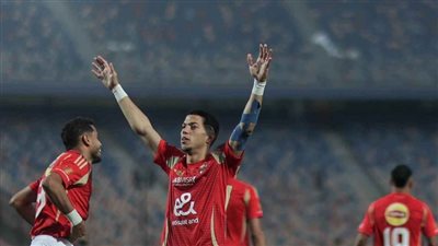 عاجل| شايل الأهلي.. إمام عاشور يضغط علي العميد بطريقة المايسترو