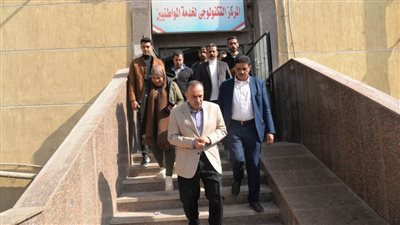 محافظ أسيوط يتفقد المركز التكنولوجي لخدمة المواطنين لمركز أبنوب ويوجه بسرعة إنهاء طلبات المواطنين 