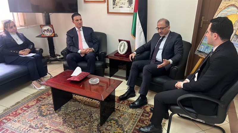 مندوب فلسطين يلتقي