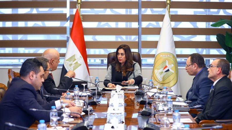 د.منال عوض تبحث ملفات