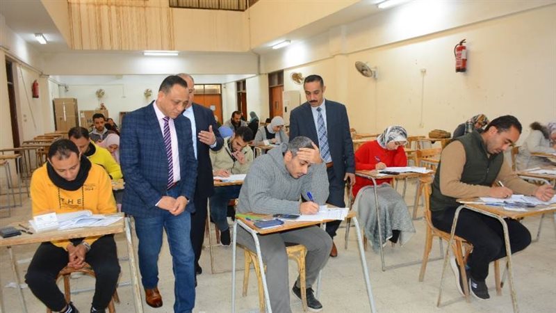 جانب من متابعة الامتحانات