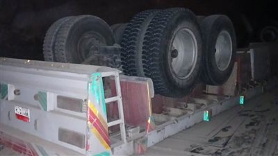 إصابة شخصين في إنقلاب سيارة نقل بالطريق الصحراوي الغربي بأسيوط.. صور
