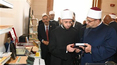 وزير الأوقاف يطلع على نوادر إصدارات المجلس الأعلى للشئون الإسلامية في معرض مسجد مصر 