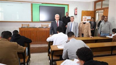 رئيس جامعة المنيا يواصل جولاته لمتابعة سير الامتحانات بالكليات 