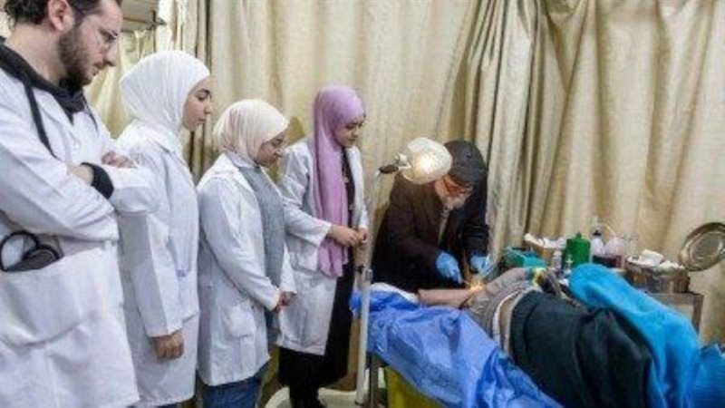 اطباء يفحصون مريض