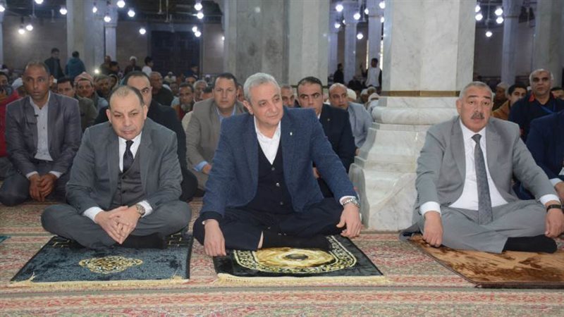 محافظ الغربية بمسجد