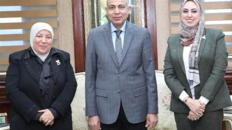 محافظ المنيا مع وفد