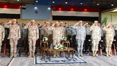 القائد العام للقوات المسلحة يتفقد إحدى القواعد الجوية ويلتقى عددا من المقاتلين