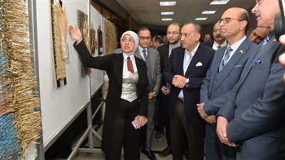 محافظ أسيوط ورئيس الجامعة يفتتحان المعرض الفني للحرف اليدوية 