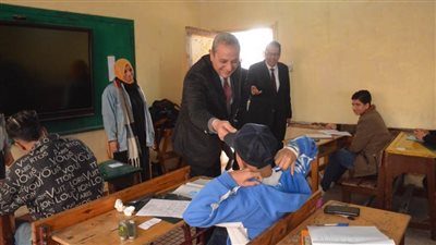  بالصور.. محافظ الغربية يتفقد لجان امتحانات الشهادة الإعدادية في مدارس شرق طنطا