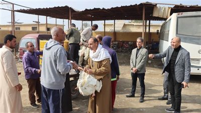 سكرتير بني سويف يتفقد منظومة العمل في مشروعات الدواجن المركزية شرق النيل