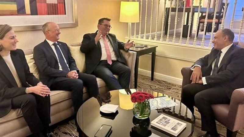 وزير الخارجية مع