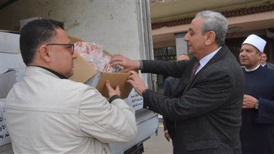 محافظ الغربية يشهد توزيع 2 طن من لحوم صكوك الإطعام للأولى بالرعاية