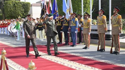 رئيس الأركان يناقش مع قائد الحرس الوطني القبرصي تعزيز أوجه التعاون والشراكة بين البلدين  