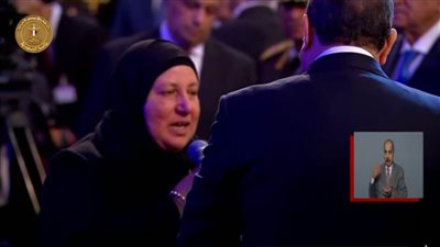 عاجل| والدة الشهيد عمر القاضي تهدي الرئيس السيسي هدية تذكارية.. والرئيس يُقبّل رأسها