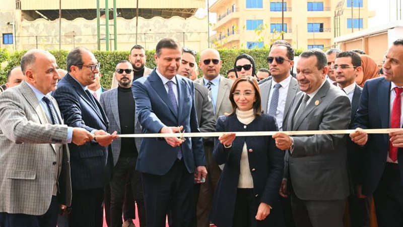 محافظ البحيرة ووزير