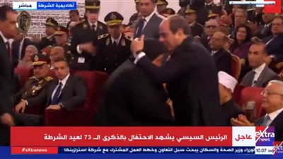 شاهد...الرئيس السيسي يقبل رأس والدة الشهيد عمر القاضي 