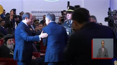 عاجل| وزير الداخلية يقدم هدية تذكارية للرئيس السيسي