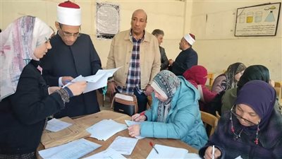 رئيس الإدارة المركزية لمنطقة القاهرة الأزهرية يتفقد سير العمل بمركزي تصحيح الشهادتين الابتدائية والإعدادية 