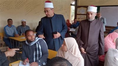  بالصور.. رئيس منطقة الغربية الأزهرية يتفقد أعمال تصحيح الشهادة الابتدائية 