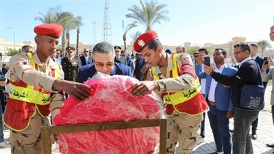 محافظ البحر الأحمر يحيى ذكرى معركة شدوان بوضع إكليل زهور على النصب التذكاري