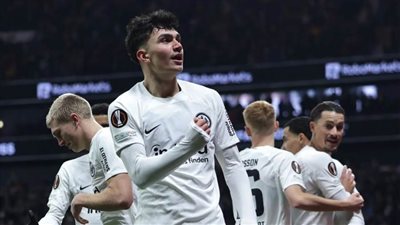 فرانكفورت يتخطى بطل المجر بدون مرموش