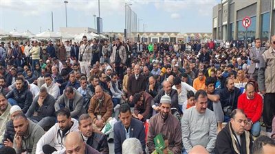 زوار معرض القاهرة للكتاب يؤدون صلاة الجمعة أمام صالات العرض