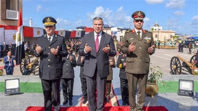 محافظ الإسكندرية وقائد المنطقة الشمالية يضعان إكيل الزهور علي قبر الجندي المجهول 