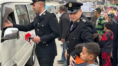 بالشوكولاتة والورود.. مواطنو الفيوم يحتفلون بأعياد الشرطة وسط الضباط 