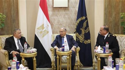 محافظ المنيا يهنئ رجال الشرطة فى عيدهم الـ 73 ويضع إكليلاً من الزهور على النصب التذكاري للشهداء