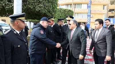 محافظ الشرقية ومدير الأمن يضعان إكليلاً من الزهور على النصب التذكاري لشهداء الشرطة 