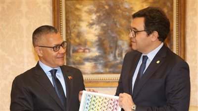 وزير الثقافة المصري يستقبل نظيره الفنزويلي بمعرض القاهرة للكتاب
