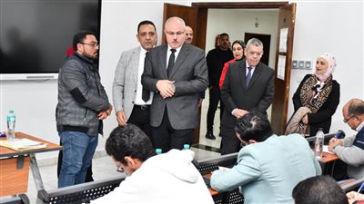 نائب رئيس جامعة قناة السويس يتفقد سير امتحانات الدراسات العليا بكلية التربية