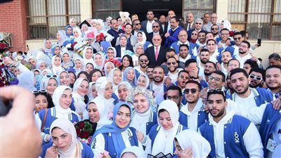 رئيس جامعة سوهاج يهنئ خريجي الطب البشري دفعة 31.. ويلتقط معهم صورًا تذكارية