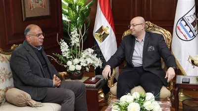 محافظ بني سويف يناقش مع رئيس الهيئة مشروعات الطرق والكباري بالمحافظة