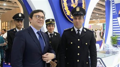 وزير الثقافة يزور جناح وزارة الداخلية بمعرض الكتاب للتهنئة بعيد الشرطة الـ73 