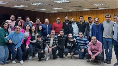 فريق مسرح الزهور يعرض مسرحية 