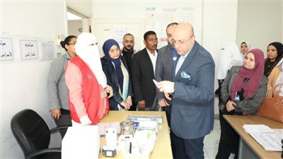 محافظ بني سويف يتفقد خدمات وحدة طب الأسرة بقرية عطف إفوة