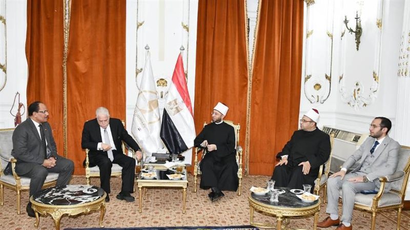 وزير الاوقاف واللواء