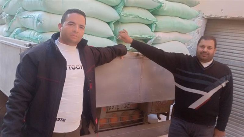 السيارة محملة بالدقيق