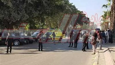 بالصور.. النيابة تنتهي من معاينة انفجار الهرم .. بقع دماء الشهداء وتناثر شظايا القنبلتين.. وتستعلم عن هوية أصحاب السيارات المحطمة