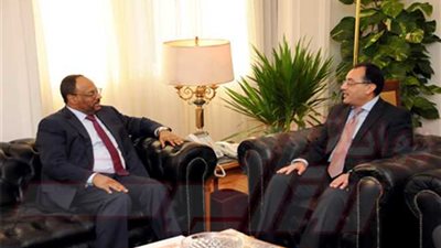 وزير الإسكان يلتقى بسفير الإمارات فى مصر