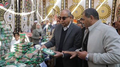 وسط إقبال كثيف من المواطنين.. محافظ المنيا يفتتح سوق اليوم الواحد بأبوقرقاص بتخفيضات تتجاوز 30%